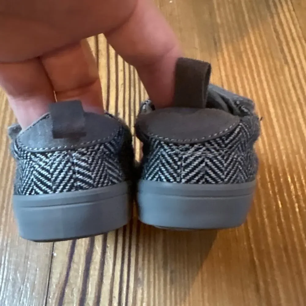 Old Navy‎ gray faux suede double strap velkro toddler sneakers SIZE 5